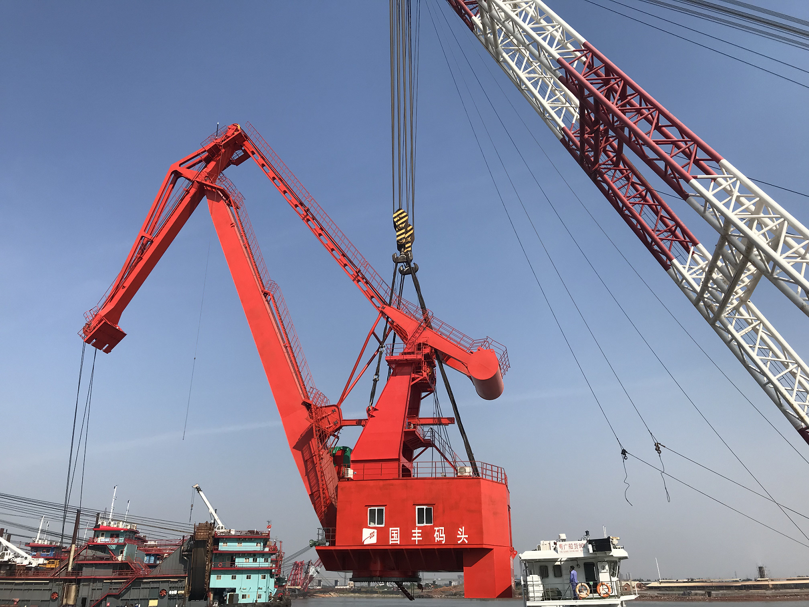 大干第四季度，公司生產(chǎn)傳喜報：MQ5045港口門座式起重機(jī)順利完成吊裝總裝！