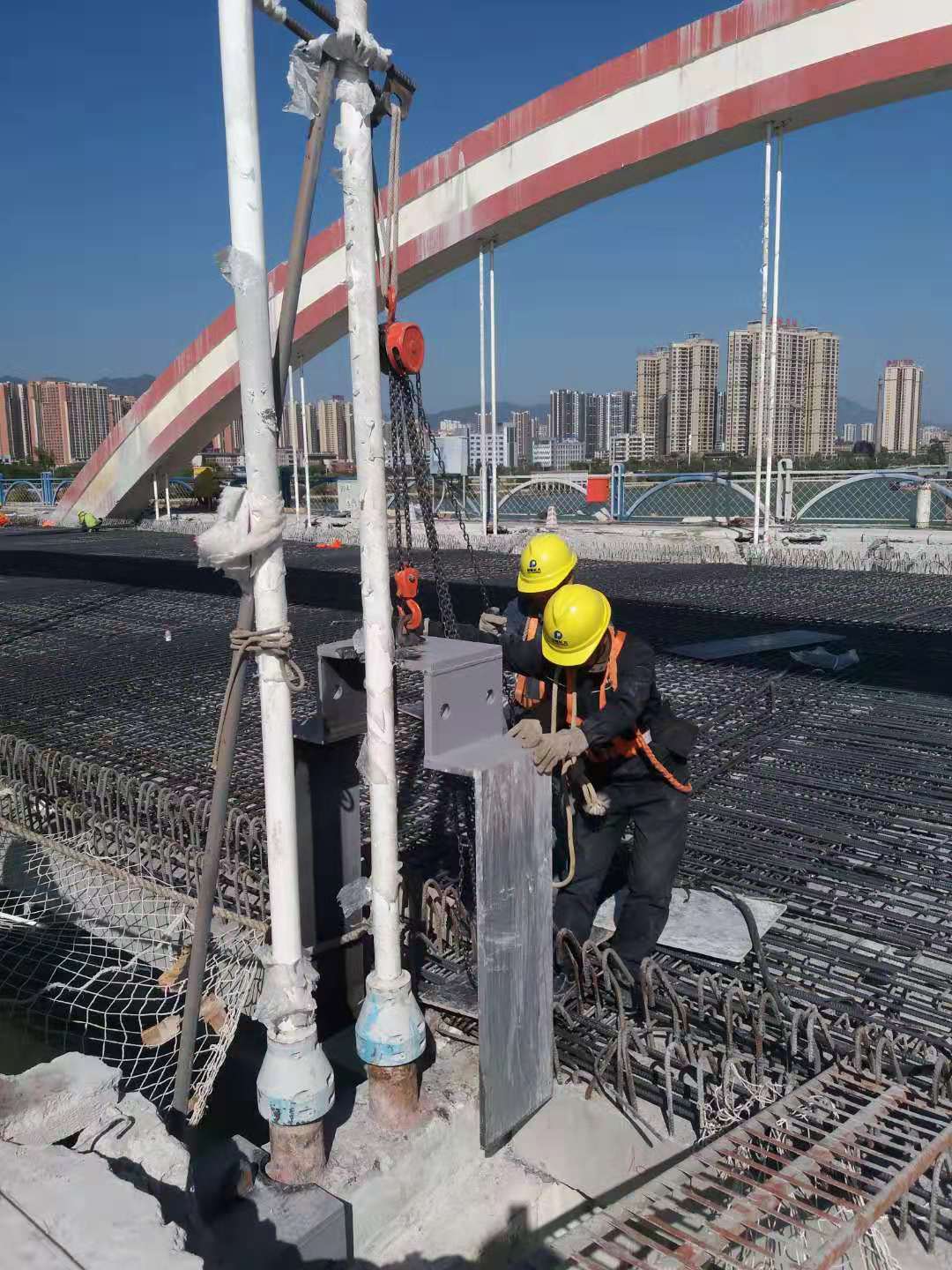 清遠(yuǎn)大橋維修加固項(xiàng)目首吊順利完成