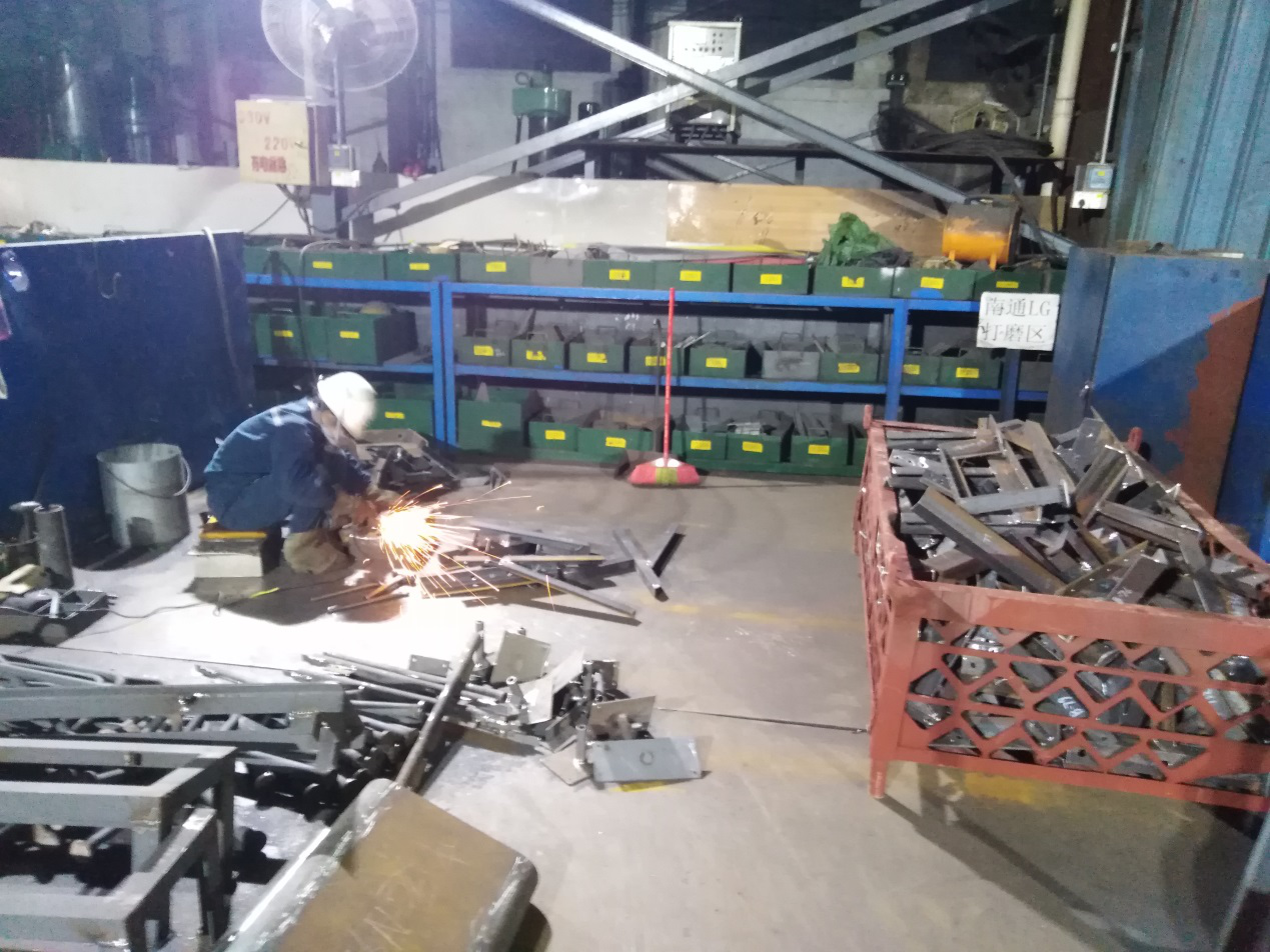 電舾二班人員加班趕制H2382管支架.png